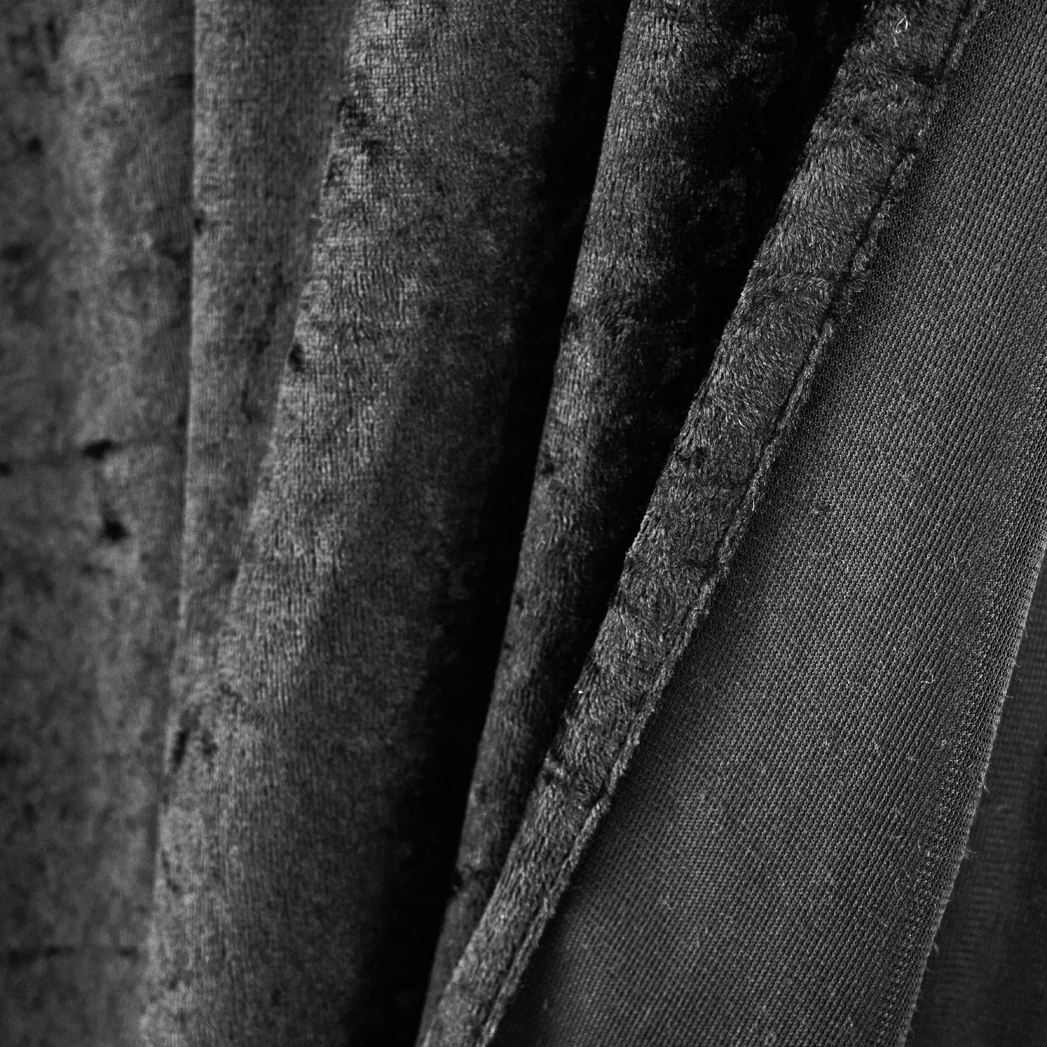 120" Round Ice Crushed Velvet (200 GSM) Tablecloth - Black (1pc) - Image 3