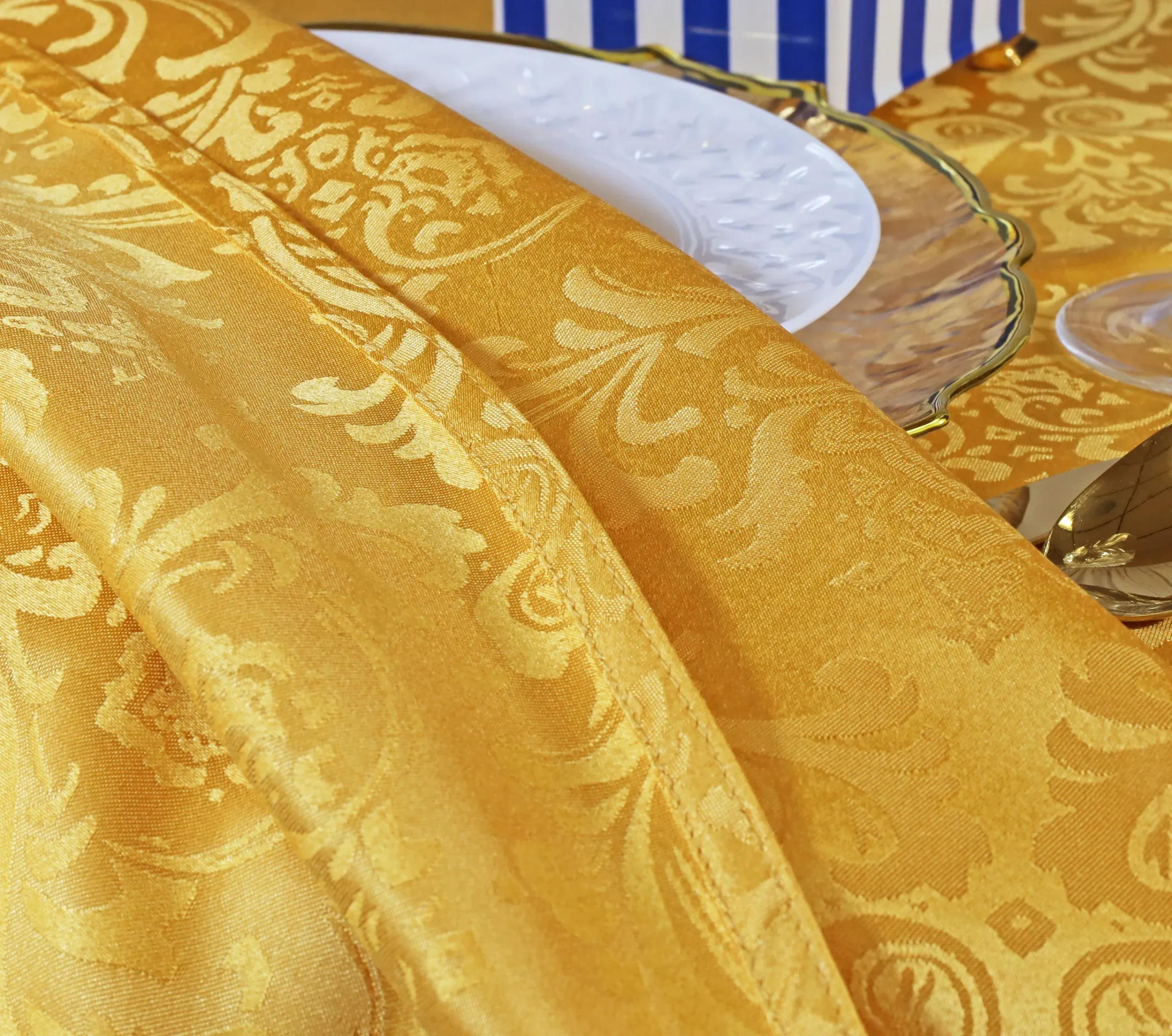 21’x29″ Floral Damask Jacquard Polyester (220 GSM) Table Skirts – Gold (1pc)